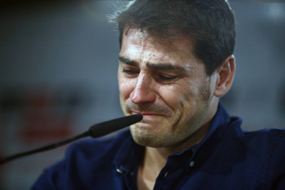 Iker Casillas in lacrime durante la conferenza d&#39;addio al Real Madrid. Ap